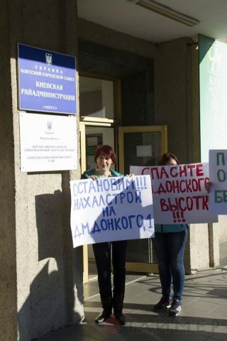 Хозяин нахалстроя на Дмитрия Донского начал продавать квартиры в недостроенном доме. Фото