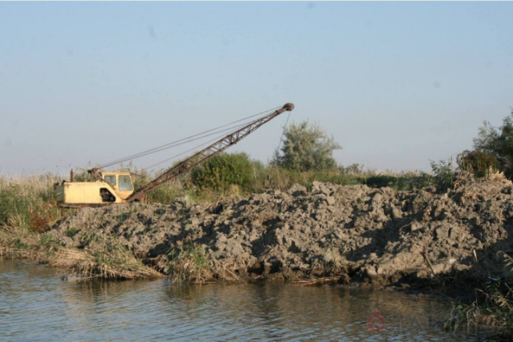 Мужа «одесской Барби» обвинили в перепахивании Днестра «драглайном» и захвате берегов реки