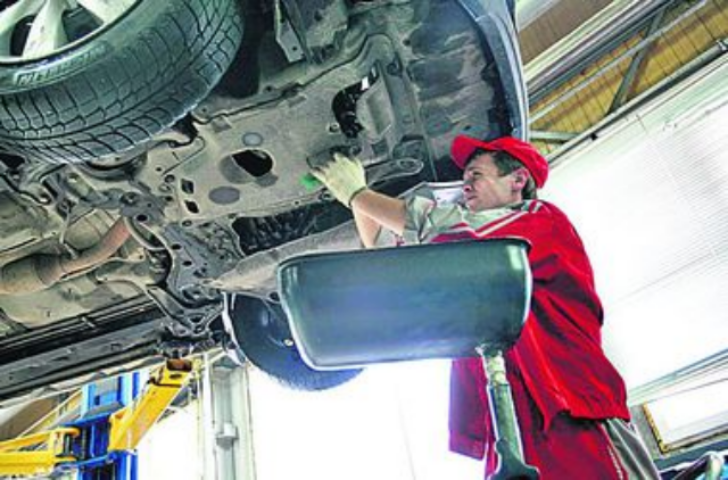 Работа для переселенцев: Беженцев охотно берут на стройку и в охрану, менеджерам - сложнее