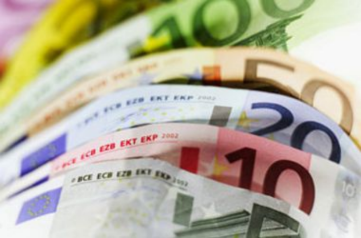 Евро может стать дешевле доллара уже через три года