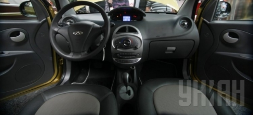 Продажи новых автомобилей в Украине упали вдвое