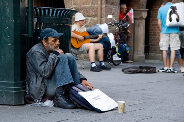 Реформы Кабмина: самые бедные слои населения станут нищими