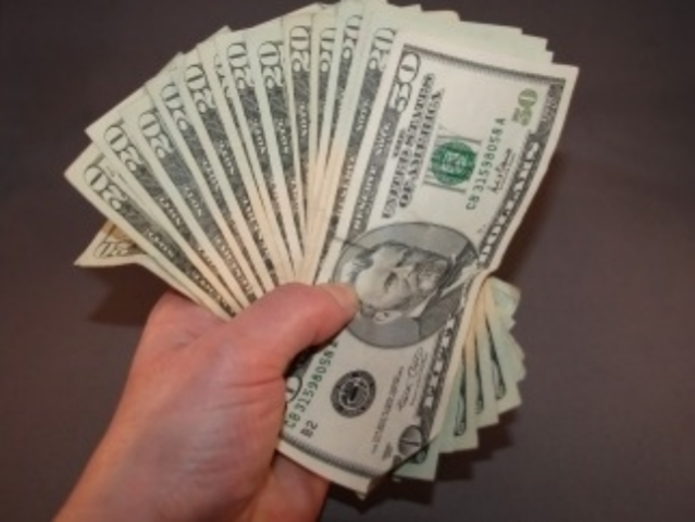 Украинцы составляют списки на покупку долларов