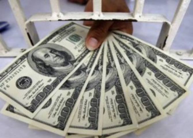 Банки заставят продавать доллары украинцам