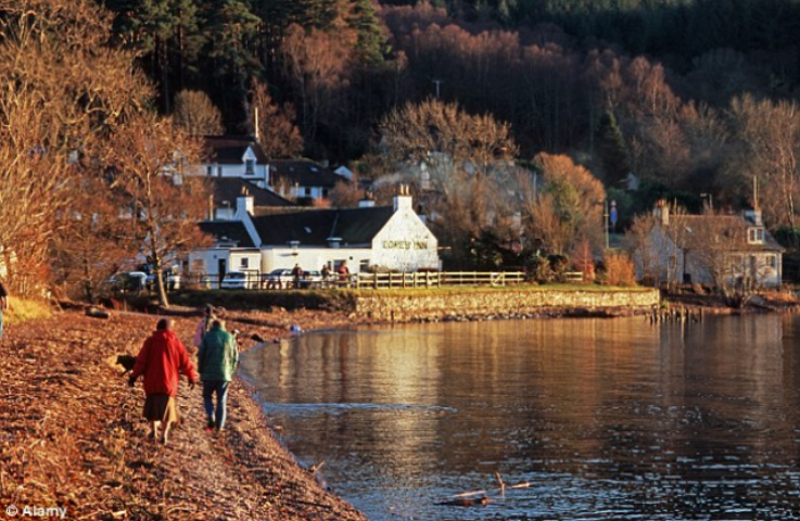 Бар с видом на лох-несское чудовище выставлен на продажу за €950 000. Фото