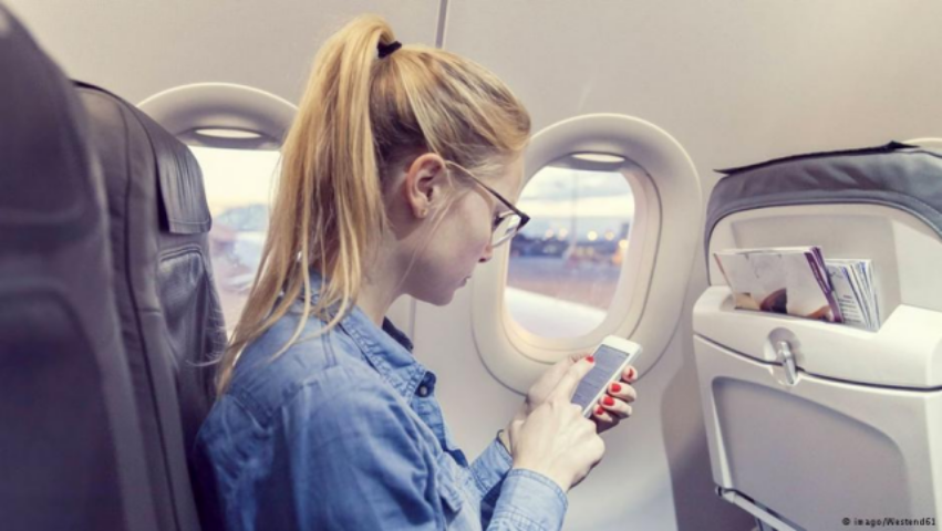 В Евросоюзе разрешили пользоваться мобильными телефонами в самолетах