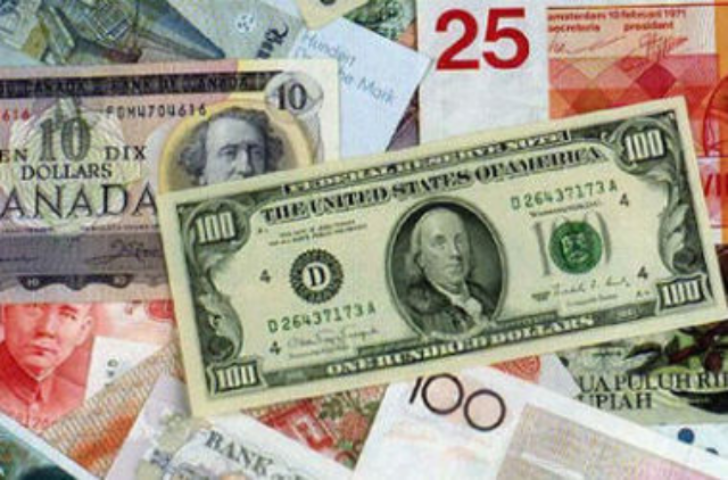 Украинцы начали заменять доллар "экзотической" валютой