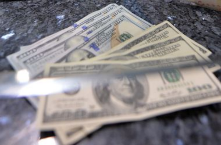 От дальнейшего падения гривну сдерживают лишь кредиты