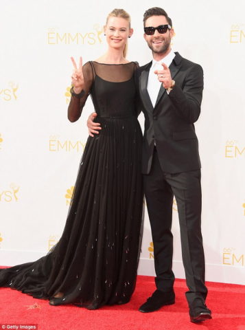 Солист группы Maroon 5 и его жена покупают свое первое совместное жилье. Фото