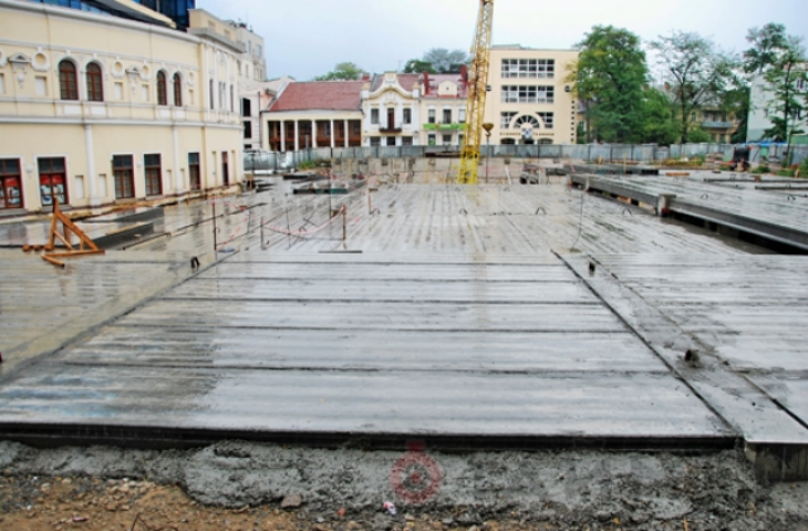 «Чёрная дыра» на Греческой: одесская мэрия требует снять бетонные плиты и остановить стройку