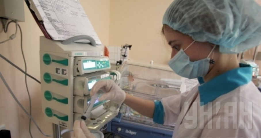 Младшие медсестры и соцработники будут получать доплаты