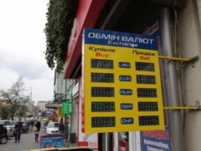 Украинцы придерживают доллар
