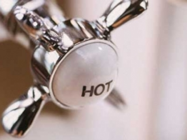 Киевлянам горячую воду будут давать по выходным 