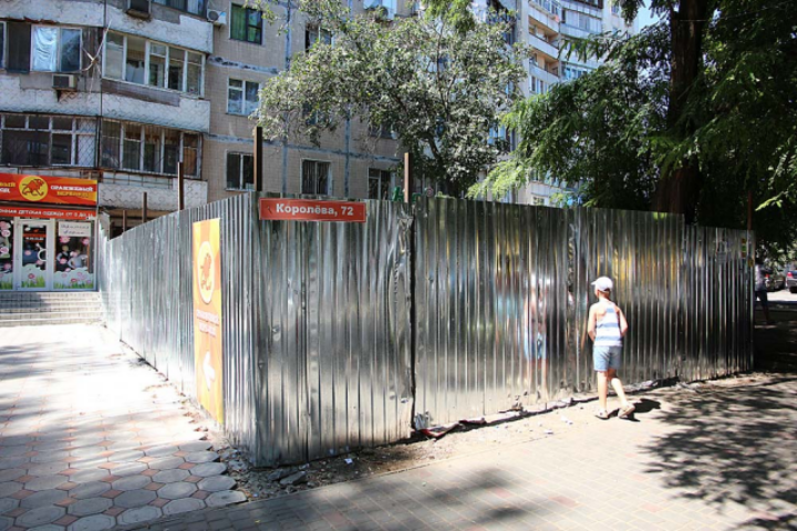 Жильцы дома на Таирова грозят перекрыть улицу Королёва. Фото