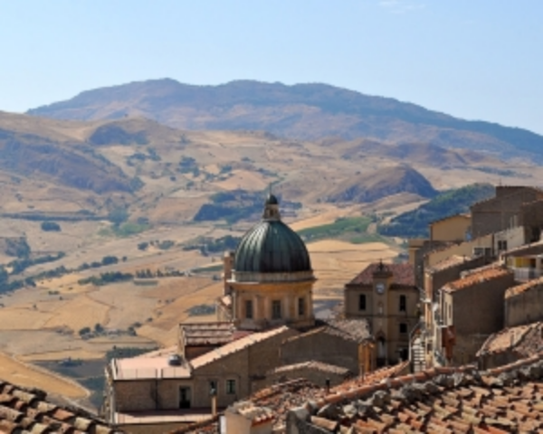 В сицилийском поселке продаются дома за 1 евро. Фото