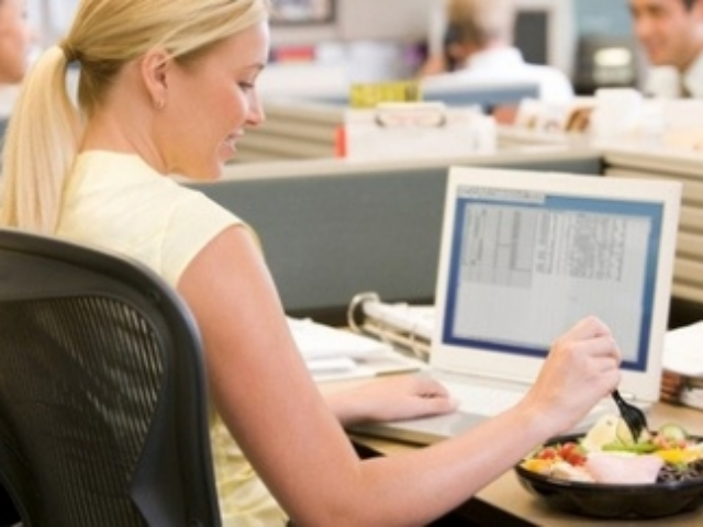 Каждый пятый «белый воротничек» работает без обеда из-за прихотей начальства