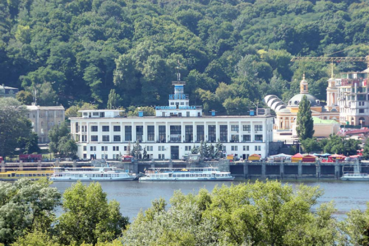 Рядом с речным вокзалом в Киеве продолжают строить рестораны 