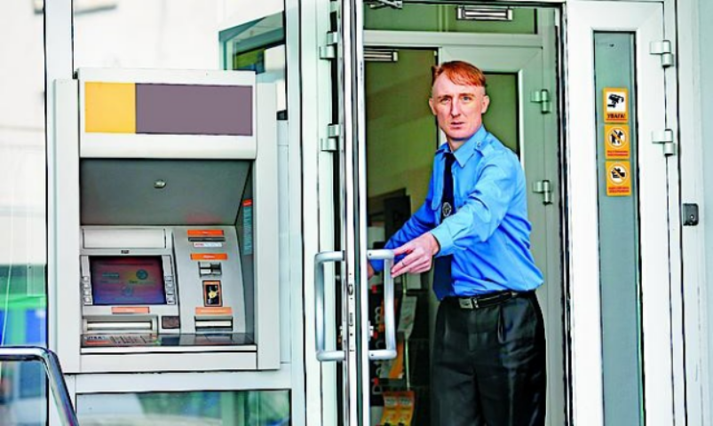 Украинцы смело доверяют карты банкоматам и все чаще становятся жертвами мошенников