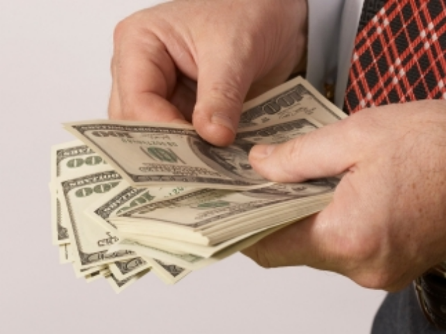 Валютных заемщиков заставят платить кредиты до пенсии