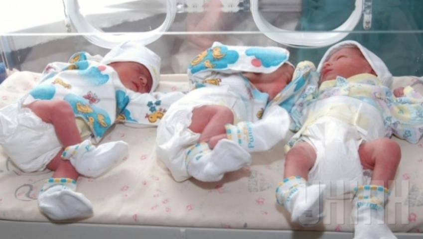 В Украине сократили помощь при рождении второго и третьего ребенка