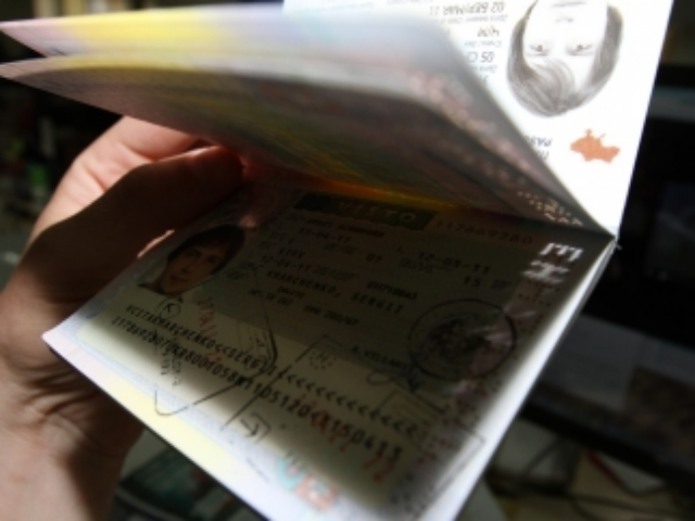 Украинцам анонсировали выдачу биометрических паспортов с 2015 года