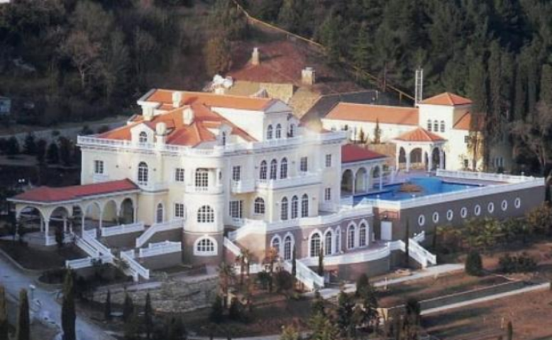 Власти Крыма хотят национализировать недвижимость украинских олигархов в Крыму