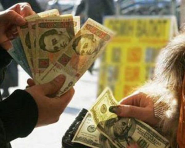 В Украине по-прежнему продают валюты больше, чем покупают
