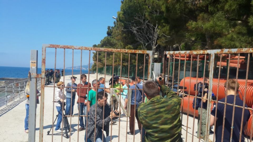 Вдоль Южного берега Крыма начали сносить незаконные заборы на пляжах. Фото