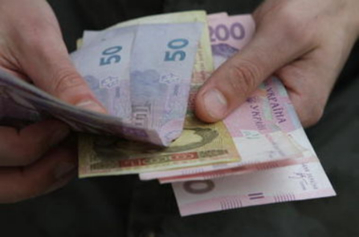 Гривню спасают, заставляя компании продавать доллары и евро