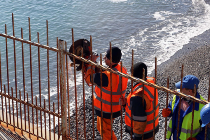 Заборы на пляжах в Крыму пообещали начать убирать на пороге лета