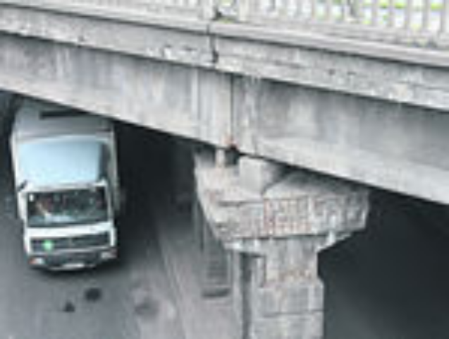 Автомост на проспекте Победы рассыпается на глазах