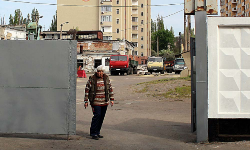 В Одессе сносят корпуса бывшего троллейбусного депо: там вырастет высотка. Фото