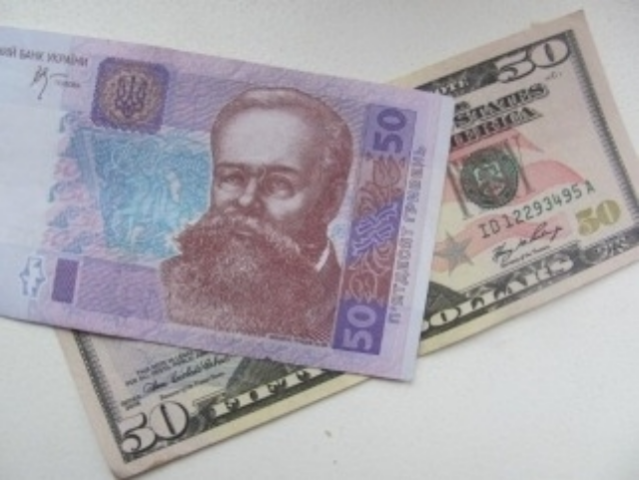 C чем связано ослабление гривны