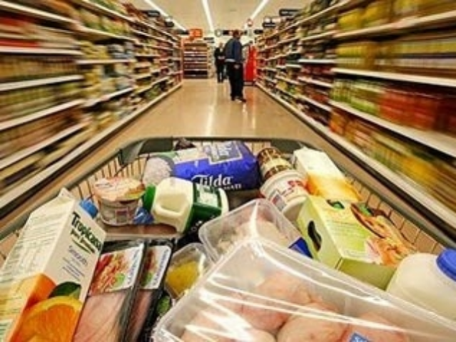 Вслед за долларом дешевеют товары и путевки