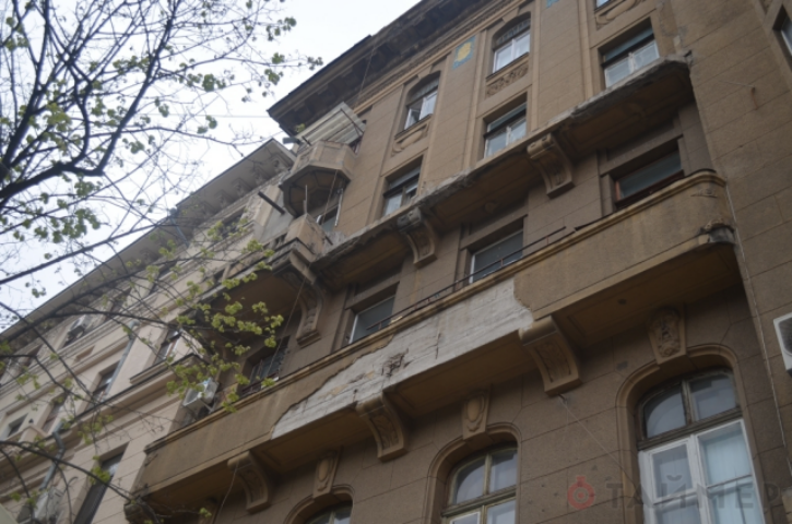 Дом в центре Одессы рушится из-за надстроек. Фото