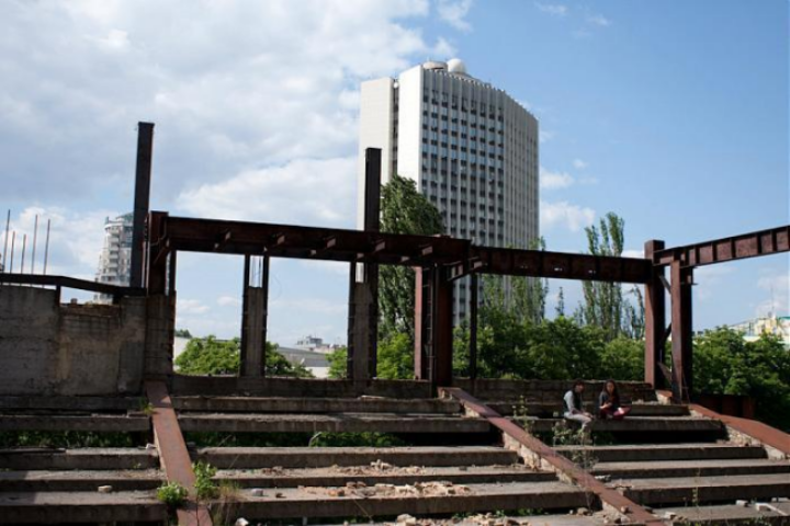 До конца года в Симферополе наметили достроить многоквартирный дом и школу