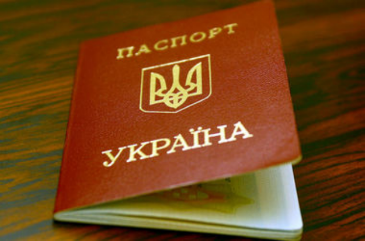 Украинцам загранпаспорта будут выдавать с 16 лет