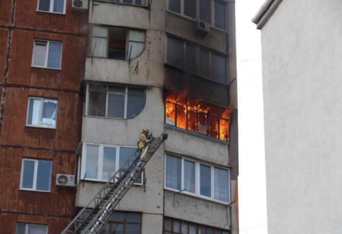 На пожаре в Симферополе эвакуировали 30 человек. Фото
