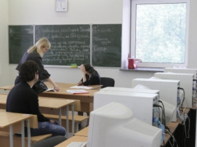 Украинцам урежут зарплату почти вдвое