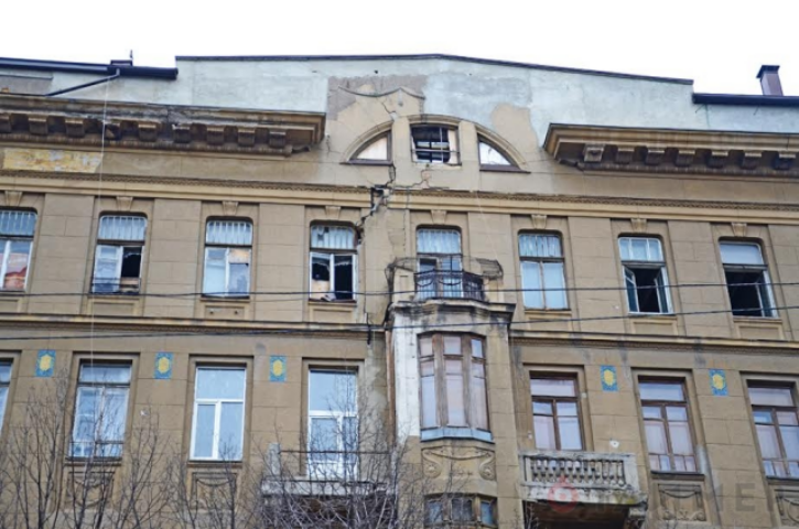 На Дерибасовской разрушается памятник архитектуры. Фото
