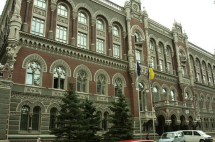 Нацбанк смягчил "антидолларовые" меры