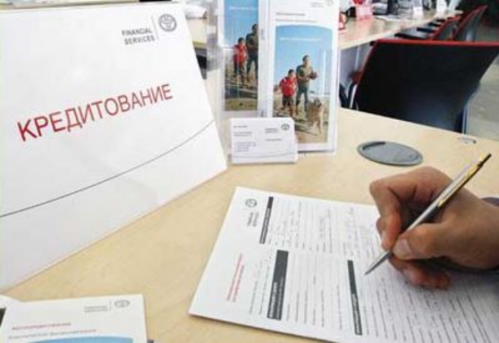 Количество банков-лидеров, выдающих потребкредиты наличными, сократилось с начала 2014 года почти в два раза