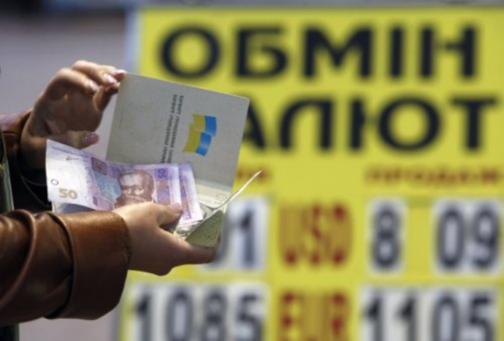 Гривна будет ходить в Крыму полтора года