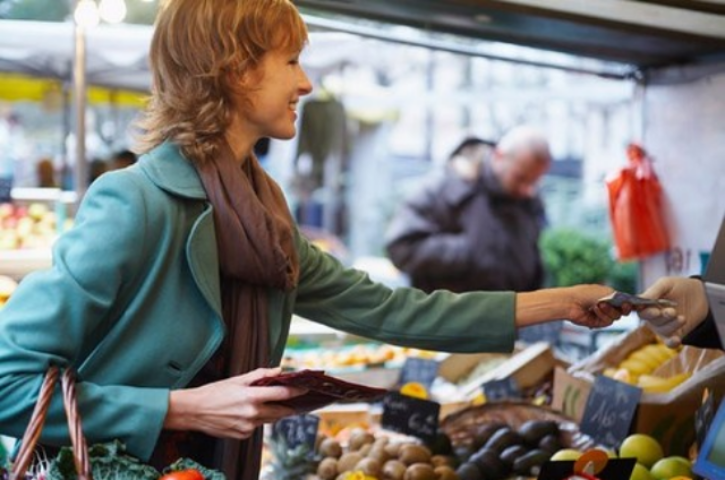 Из-за падения гривны больше всего подорожают продукты, техника и лекарства