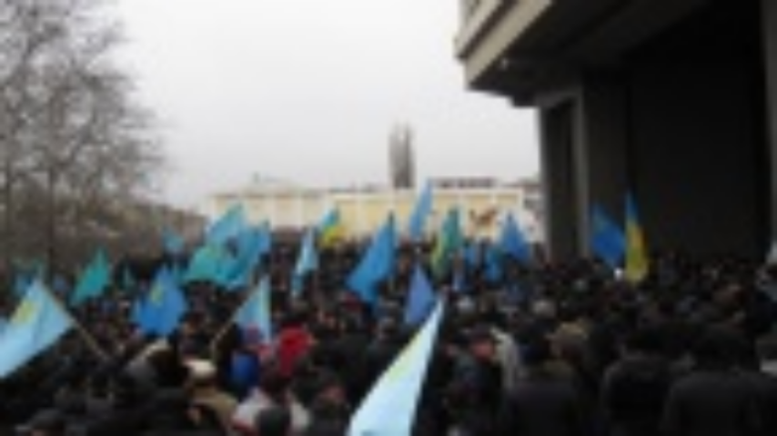 Перед зданием парламента Крыма произошла стычка крымских татар с противниками центральной власти