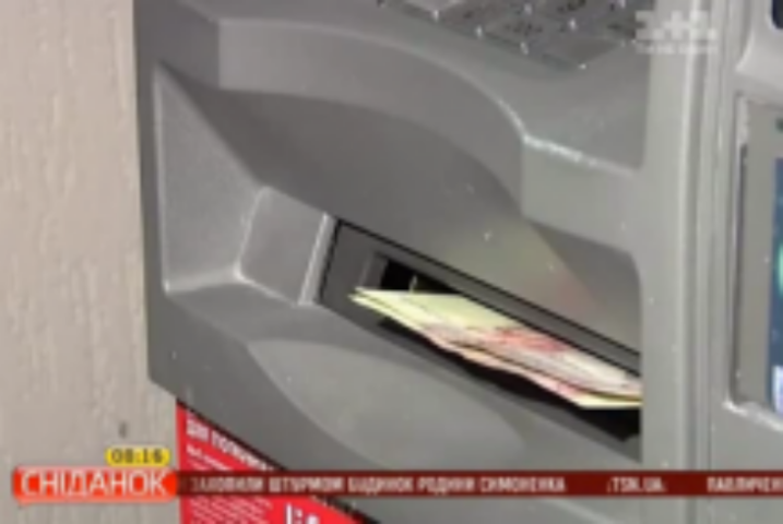 Украинцам советуют не занимать деньги у банков