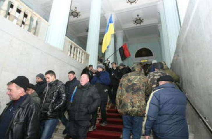 Киевские чиновники поменяли адреса и телефоны