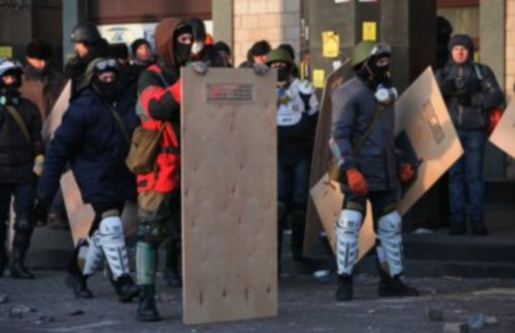 Самооборона Майдана задерживает депутатов у аэропорта "Жуляны"