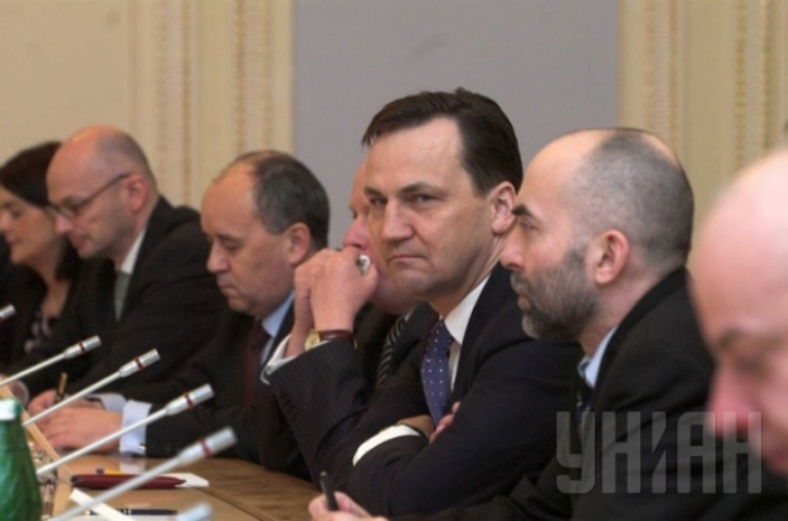 Янукович в ходе переговоров побледнел и сказал, что будет просить политического убежища в России, - глава МИД Польши