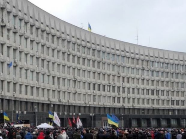 В Сумах более тысячи человек блокируют ОГА: активисты выдвинули требования